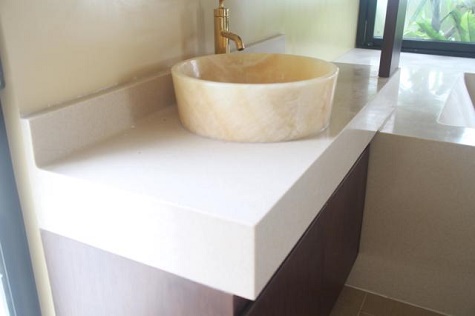 Cách phân biệt đá nhân tạo gốc thạch anh và đá nhân tạo Solid surface